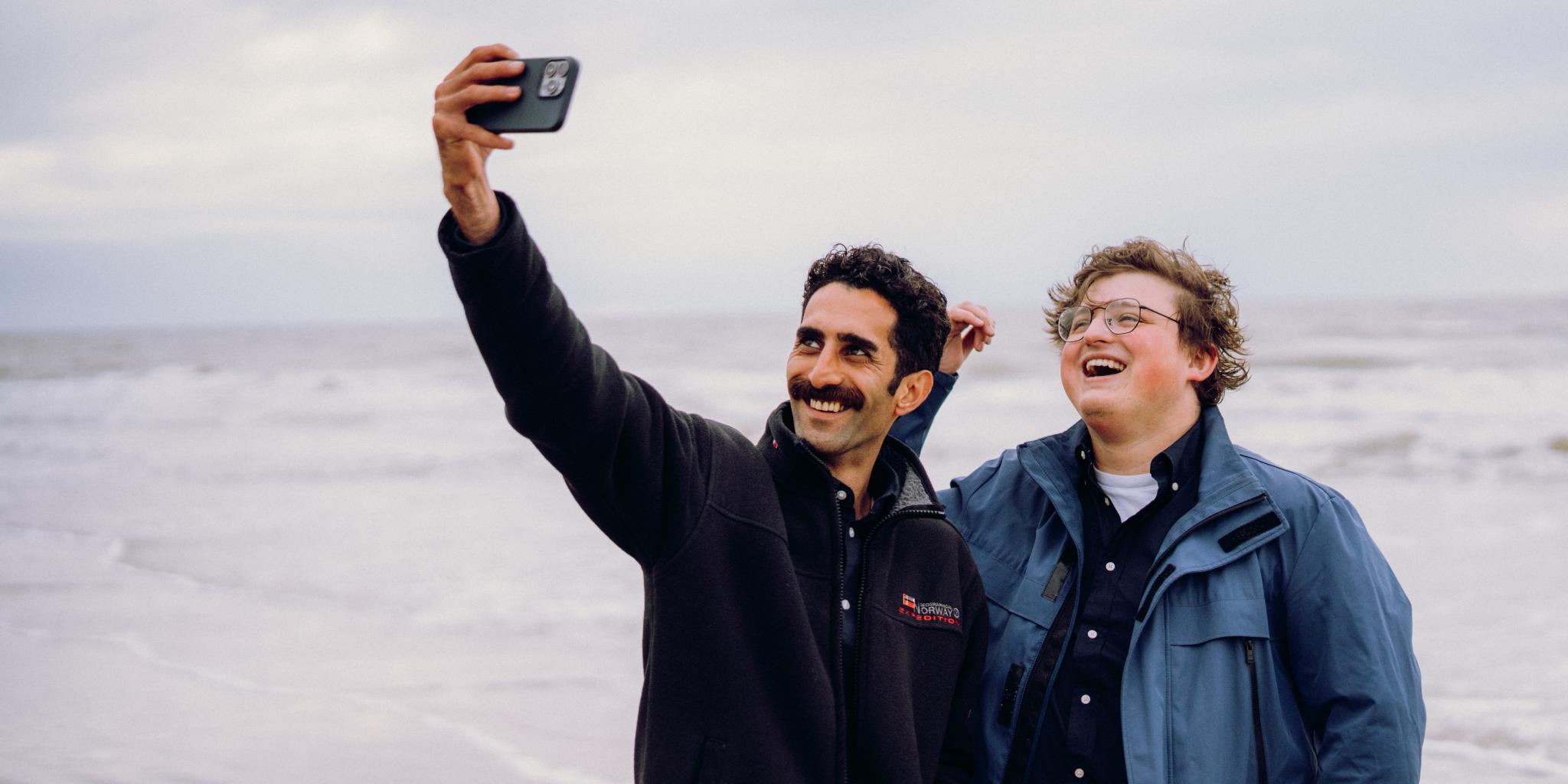Maatjes Kevin en Massoud op het strand