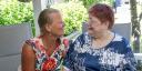 Maatjes Daniëlle en Bianca in de tuin aan tafel